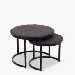 Slate bijzettafels van zwart natuurlijk gesteente met zwart metalen frame, modern en stijlvol design voor woonkamer of entree.