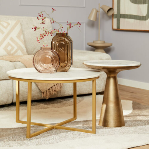 Elegante decoratie met goudkleurige en marmeren bijzettafel en vazen in een modern woonkamer, ideaal voor stijlvolle interieurprojecten en woonaccessoires.