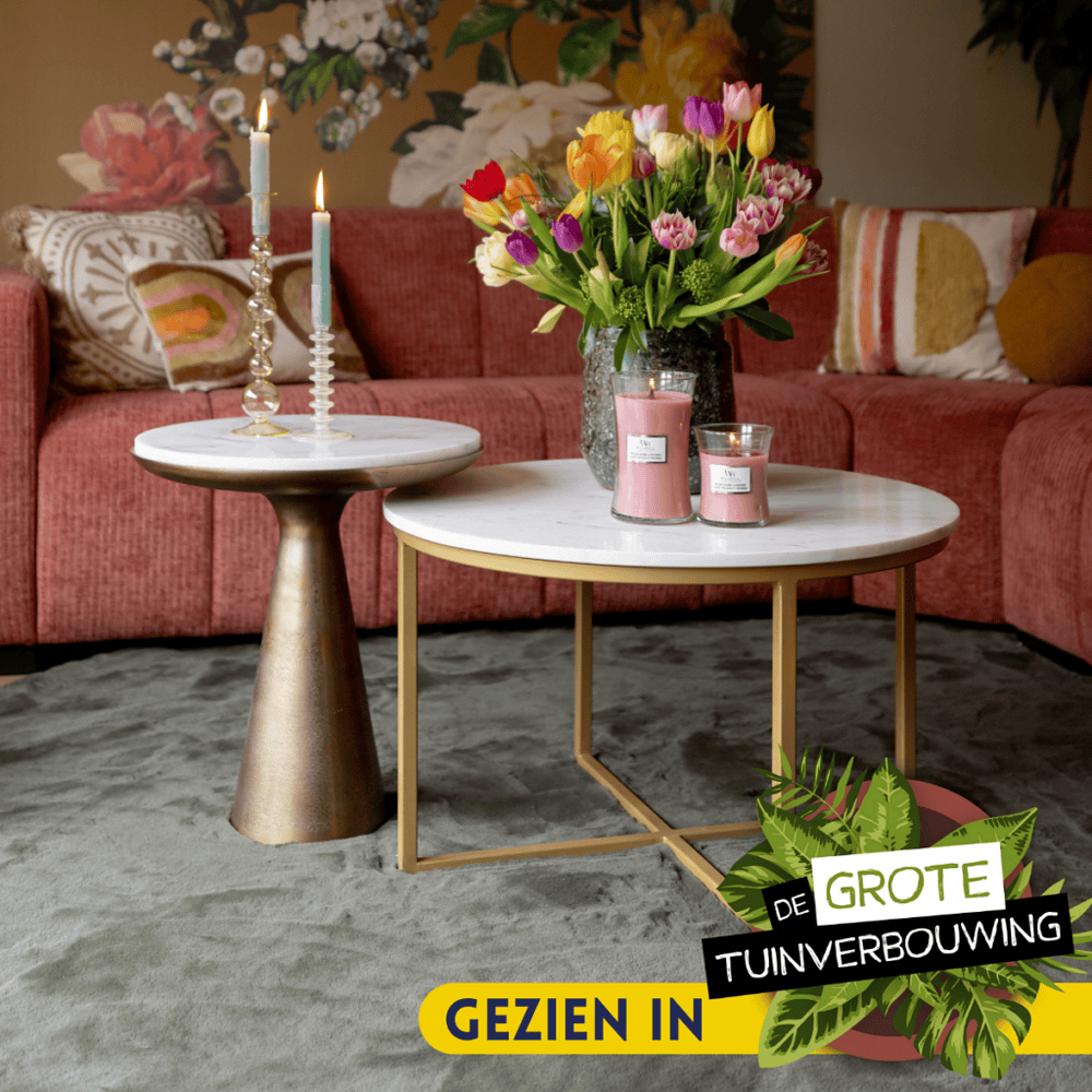 Elegante woonkamer inrichting met bloemen en kaarsen op stijlvolle bijzettafels, perfect voor een gezellige en sfeervolle ambiance, ontworpen door Mokana Meubelen.