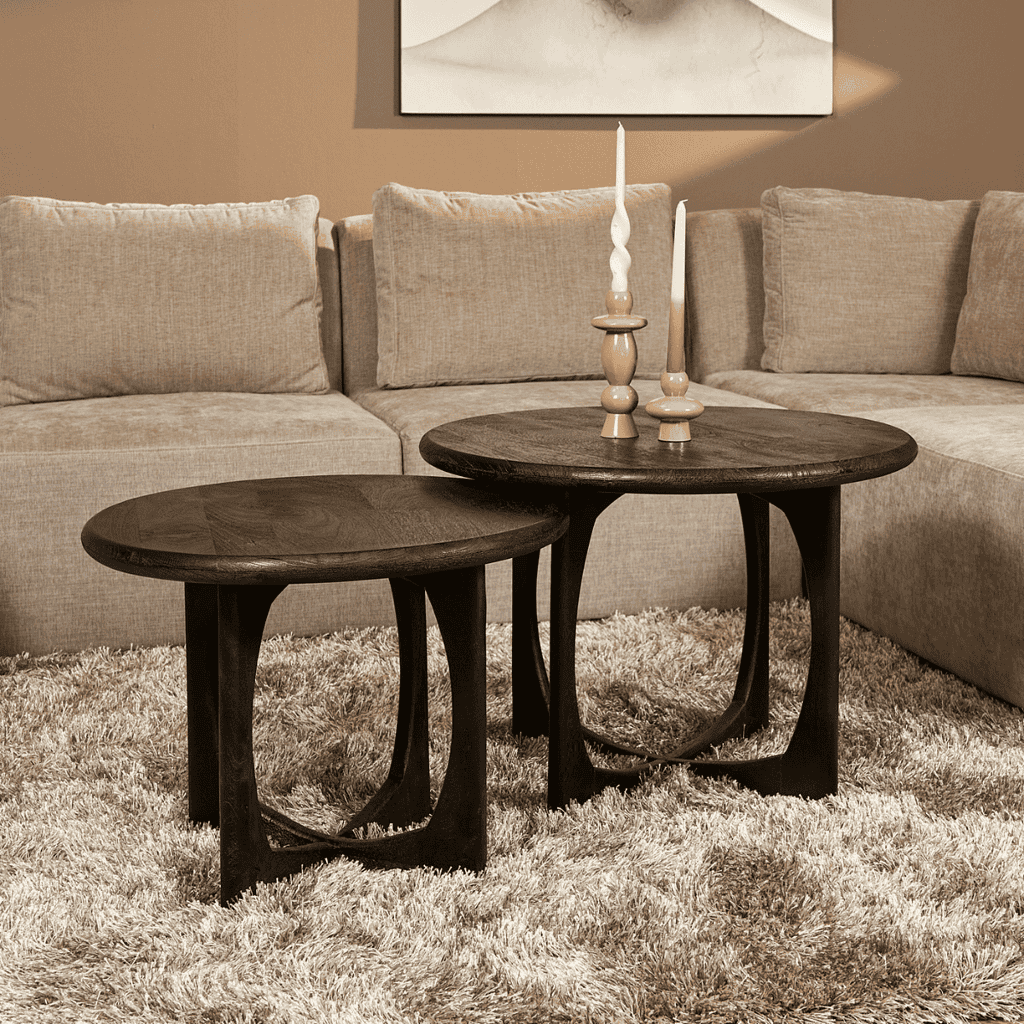 Eetkamertafels van stevig massiefhout, ambachtelijk vervaardigd voor een warme, stijlvolle woonkamer. Perfect voor moderne en landelijke interieurs, verkrijgbaar bij Mokana Meubelen.