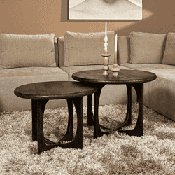Eetkamertafels van stevig massiefhout, ambachtelijk vervaardigd voor een warme, stijlvolle woonkamer. Perfect voor moderne en landelijke interieurs, verkrijgbaar bij Mokana Meubelen.