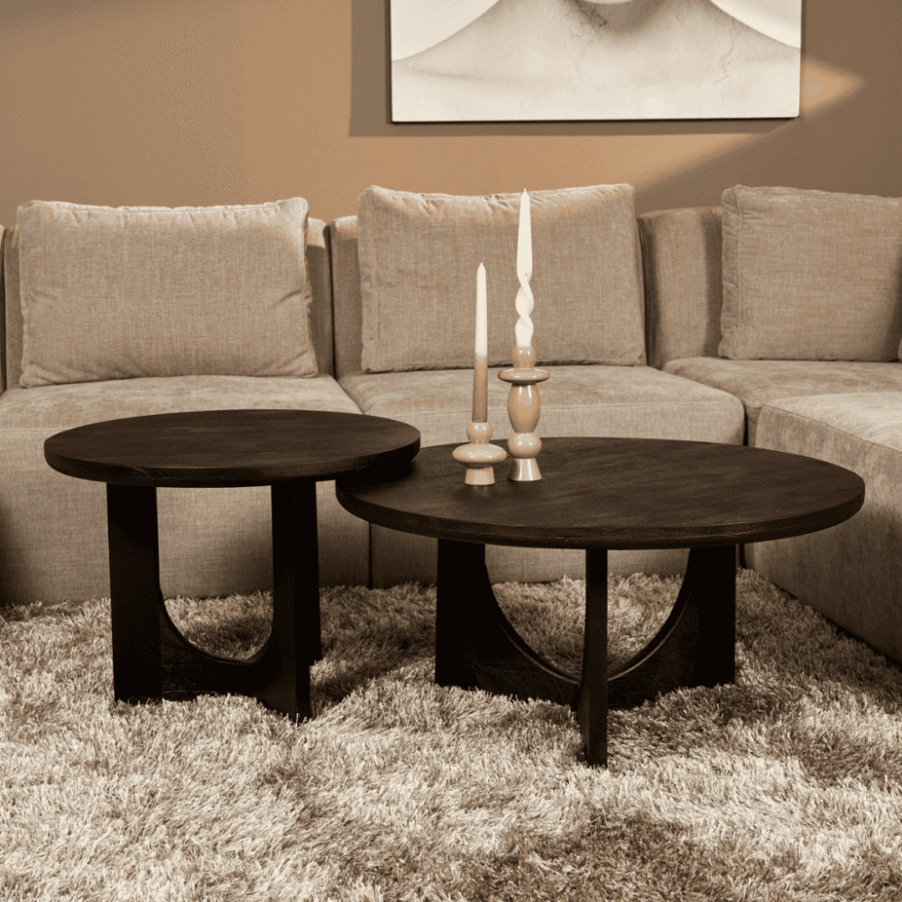 Donkere houten bijzettafels met ronde bladen en sculpturale voetdesign, modern woonkamer decor, hoogwaardige vakmanschap, elegance en functionaliteit, Mokana Meubelen Nederland.