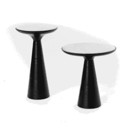 Elegante bijzettafels van Mokana Meubelen met zwarte conische onderstellen en witte marmeren bladen, perfect voor een moderne woonkamer of kantoorinterieur.