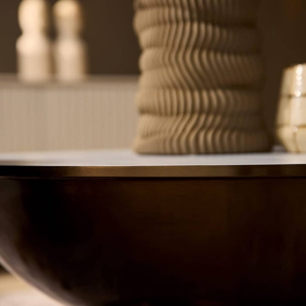 Elegante houten tafel met glanzende afwerking en stijlvolle decoratie, perfect voor moderne woonruimtes en designliefhebbers.