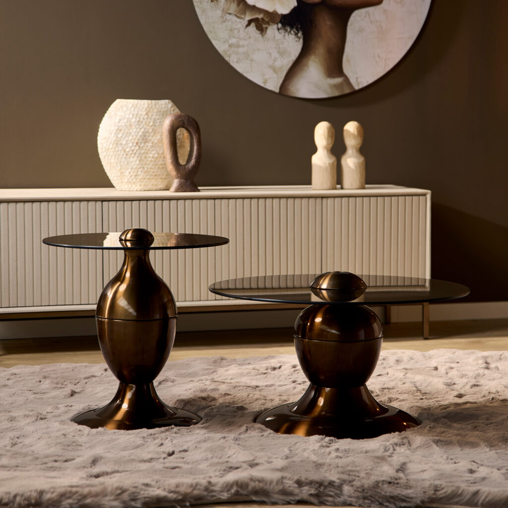 Rustieke bijzettafels in brons met glazen bladen, modern landhuis interieur, stijlvolle woonkamer decoratie, luxe en elegante siermeubels, unieke design meubels voor thuisgebruik.