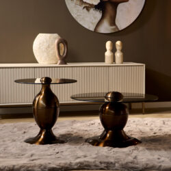 Rustieke bijzettafels in brons met glazen bladen, modern landhuis interieur, stijlvolle woonkamer decoratie, luxe en elegante siermeubels, unieke design meubels voor thuisgebruik.