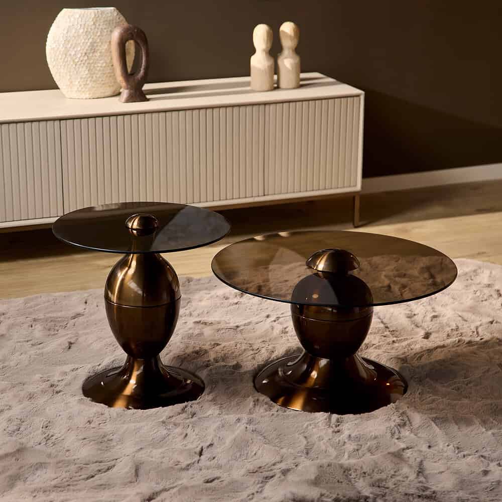 Hoge uitstraling door bronzen bijzettafels met glazen bladen, perfect voor moderne interieurs.