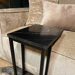 Strak zwart marmeren salontafel met open vierkante metalen frame, perfect voor modern interieur en luxe woonkamer.