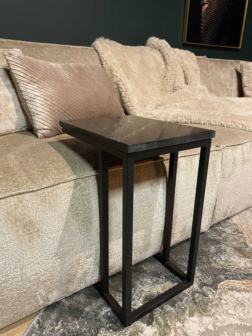 Elegante zwart metalen bijzettafel met marmeren blad, passend bij moderne en luxe interieurstyling. Perfect voor woonkamer, zithoek of als stijlvolle decoratie.