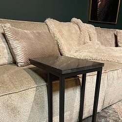 Elegante zwart metalen bijzettafel met marmeren blad, passend bij moderne en luxe interieurstyling. Perfect voor woonkamer, zithoek of als stijlvolle decoratie.