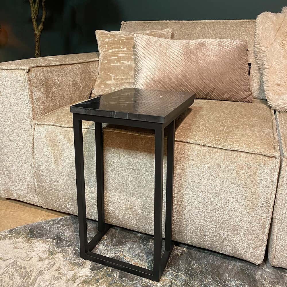Moderne zwarte bijzettafel met marmeren blad, perfect voor een stijlvolle woonkamer inrichting.