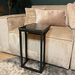 Moderne zwarte bijzettafel met marmeren blad, perfect voor een stijlvolle woonkamer inrichting.