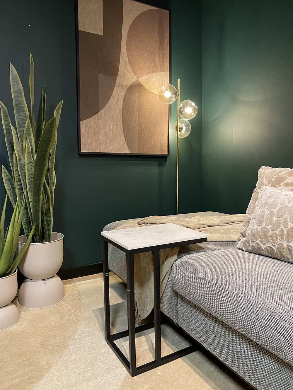 Elegante bijzettafel met marmeren blad en zwart metalen frame, perfect voor modern interieur.