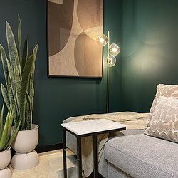 Elegante bijzettafel met marmeren blad en zwart metalen frame, perfect voor modern interieur.