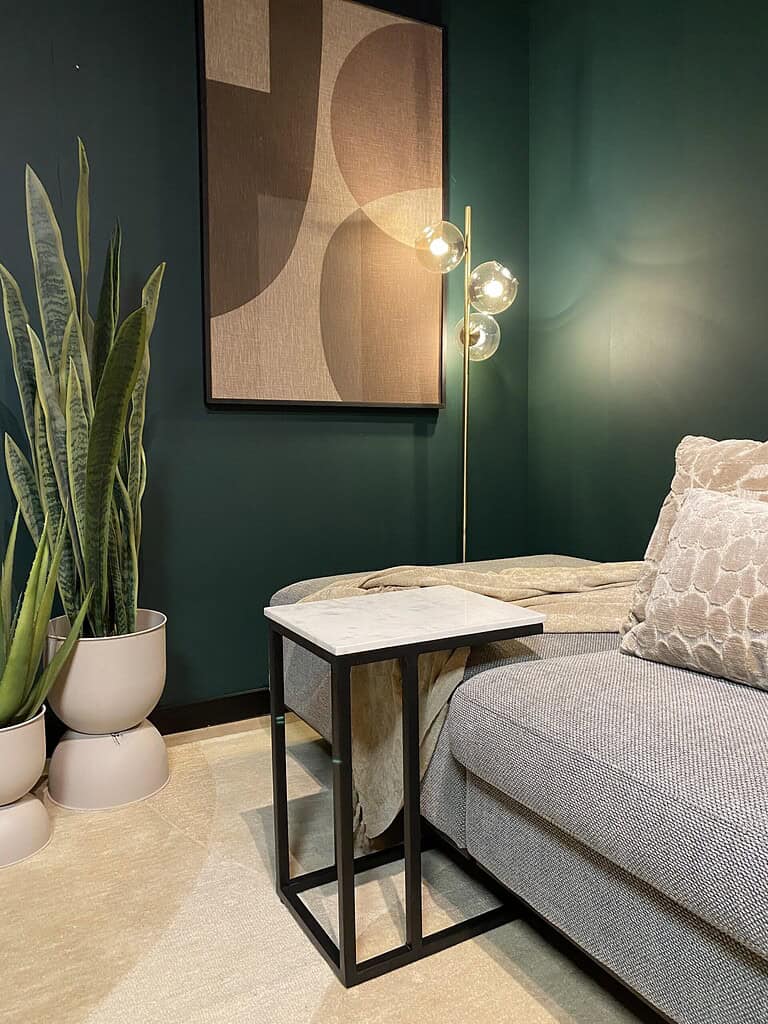 Elegante bijzettafel met marmeren blad en zwart metalen frame, perfect voor modern interieur.