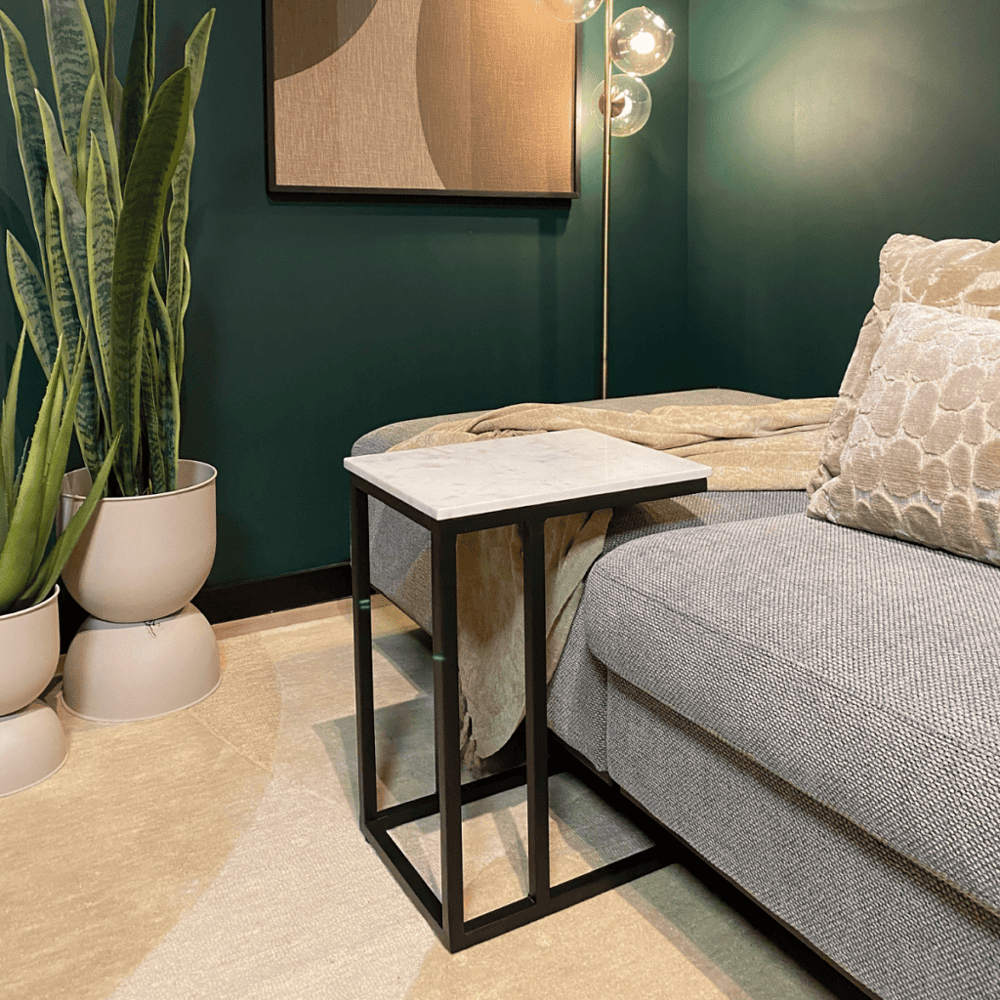 Moderne bijzettafel met zwart metalen frame en witte marmeren bovenkant, ideaal voor woonaccessoires of koffie, perfect voor een stijlvolle woonkamer inrichting.