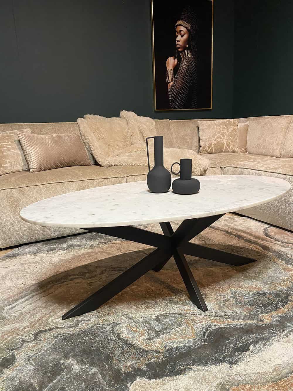 Elegante salontafel met witte marmeren top en zwarte X-vormige metalen voet, perfect voor modern interieur en woondecoratie.