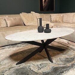 Elegante salontafel met witte marmeren top en zwarte X-vormige metalen voet, perfect voor modern interieur en woondecoratie.