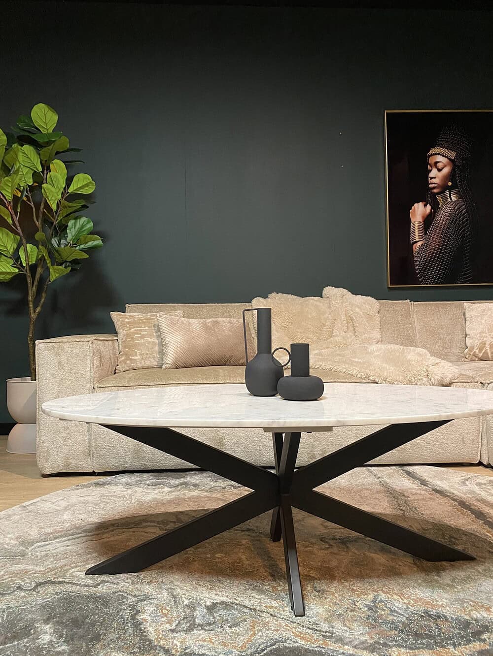 Elegante salontafel met marmeren blad en zwart metalen onderstel, perfect voor moderne woonkamers en binnenhuisinrichting.