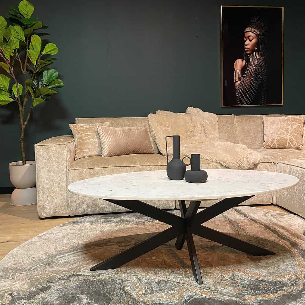 Moderne woonkamer met beige stoffen bank, zwart marmeren salontafel en elegante decoratie, perfect voor een stijlvolle interieurstijl.