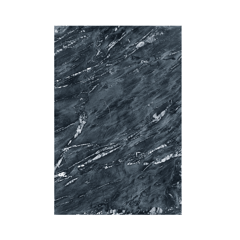 Marmer blad met donkere blauwgrijze tinten en witte aders, perfect voor meubeldecoratie en interieurdesign.