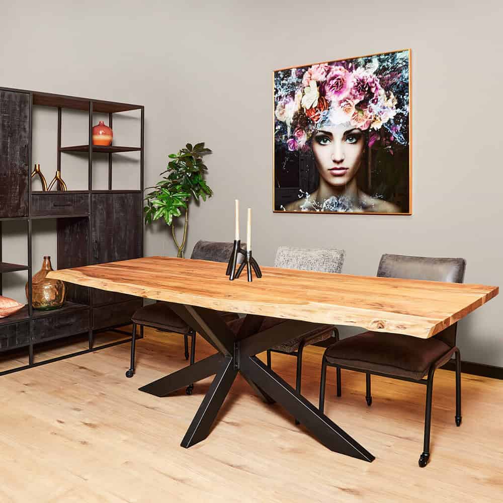 Ruwe massief houten eettafel met zwart metalen onderstel, modern en stoer design voor stijlvolle interieurs. Perfect voor familiediners en gezellige bijeenkomsten. Mokana Meubelen biedt duurzame en unieke meubelopties.