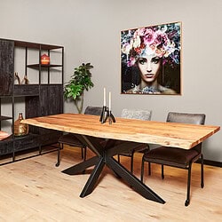 Ruwe massief houten eettafel met zwart metalen onderstel, modern en stoer design voor stijlvolle interieurs. Perfect voor familiediners en gezellige bijeenkomsten. Mokana Meubelen biedt duurzame en unieke meubelopties.