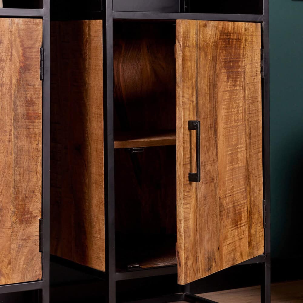 Massief houten meubelkast met industrieel zwart metalen frame, handgemaakte details, warme natuurlijke houttinten, modern en functioneel ontwerp, perfect voor woonkamer of kantoor.