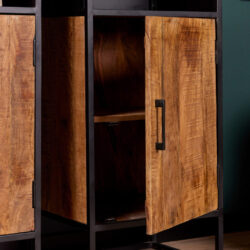 Massief houten meubelkast met industrieel zwart metalen frame, handgemaakte details, warme natuurlijke houttinten, modern en functioneel ontwerp, perfect voor woonkamer of kantoor.
