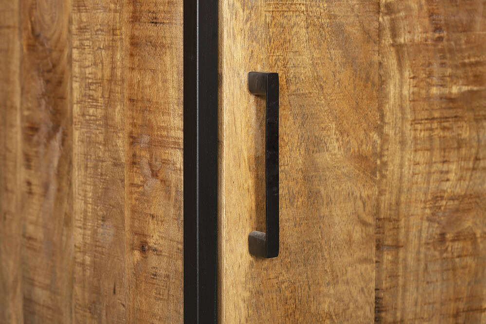 Stevige houten deur met een zwart metalen handgreep, passend bij de moderne meubelcollectie van Mokana Meubelen.