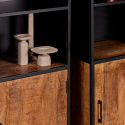 Strakke industriële meubelen met zwart metalen frame en warm houten accenten, passend voor moderne interieurs.