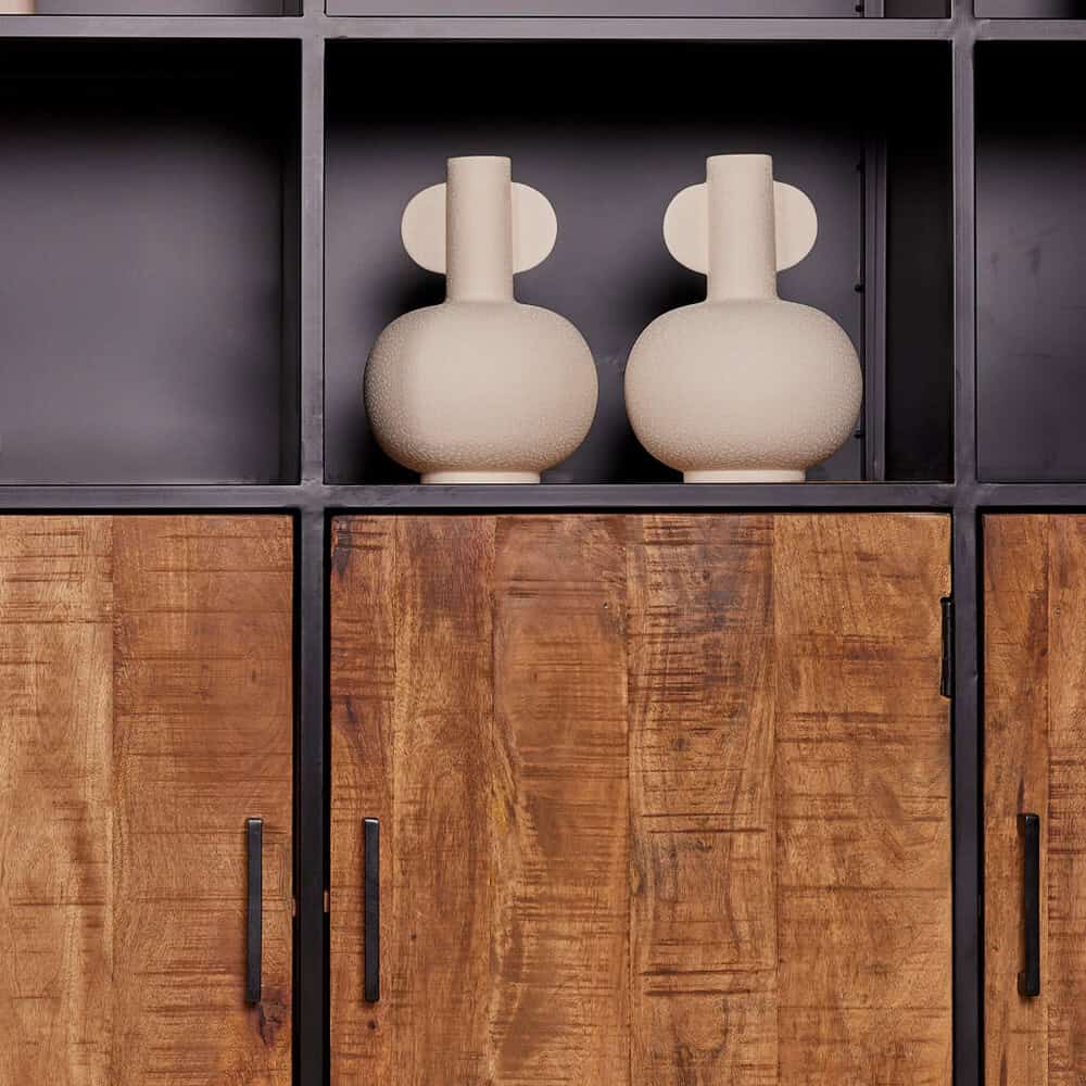 Moderne houten meubelkast met decoratieve vazen, handgemaakt en uniek design, perfect voor een stijlvolle interieur aankleding.