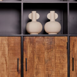 Moderne houten meubelkast met decoratieve vazen, handgemaakt en uniek design, perfect voor een stijlvolle interieur aankleding.