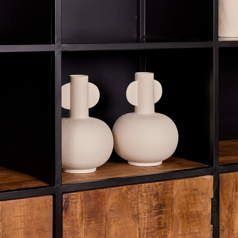 Moderne witte keramische vazen op een industrieel houten en metalen meubel, perfect voor een stijlvolle interieuraccent.