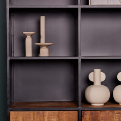Strak houten meubel met decoratieve vazen, modern design, kwalitatief ambacht, elegante sfeer, Scandinavisch interieur, uniek maatwerk, Mokana Meubelen branding.
