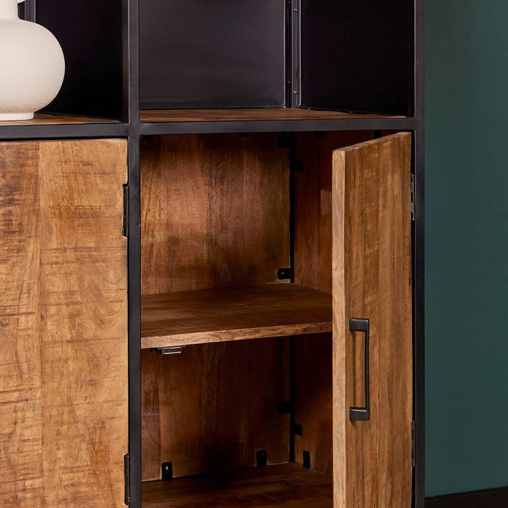 Rustieke houten kast met zwarte metalen frame, perfect voor industriële interieurs, uitgebreide opbergmogelijkheden, handgemaakt, duurzaam en stijlvol meubelstuk van Mokana Meubelen.