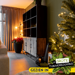 Mooi ontwerp van houten en zwarte meubelstukken in een gezellige woonkamer met kerstdecoratie en warme verlichting. Perfect voor modern woonidee en stijlvolle Mokana meubels.