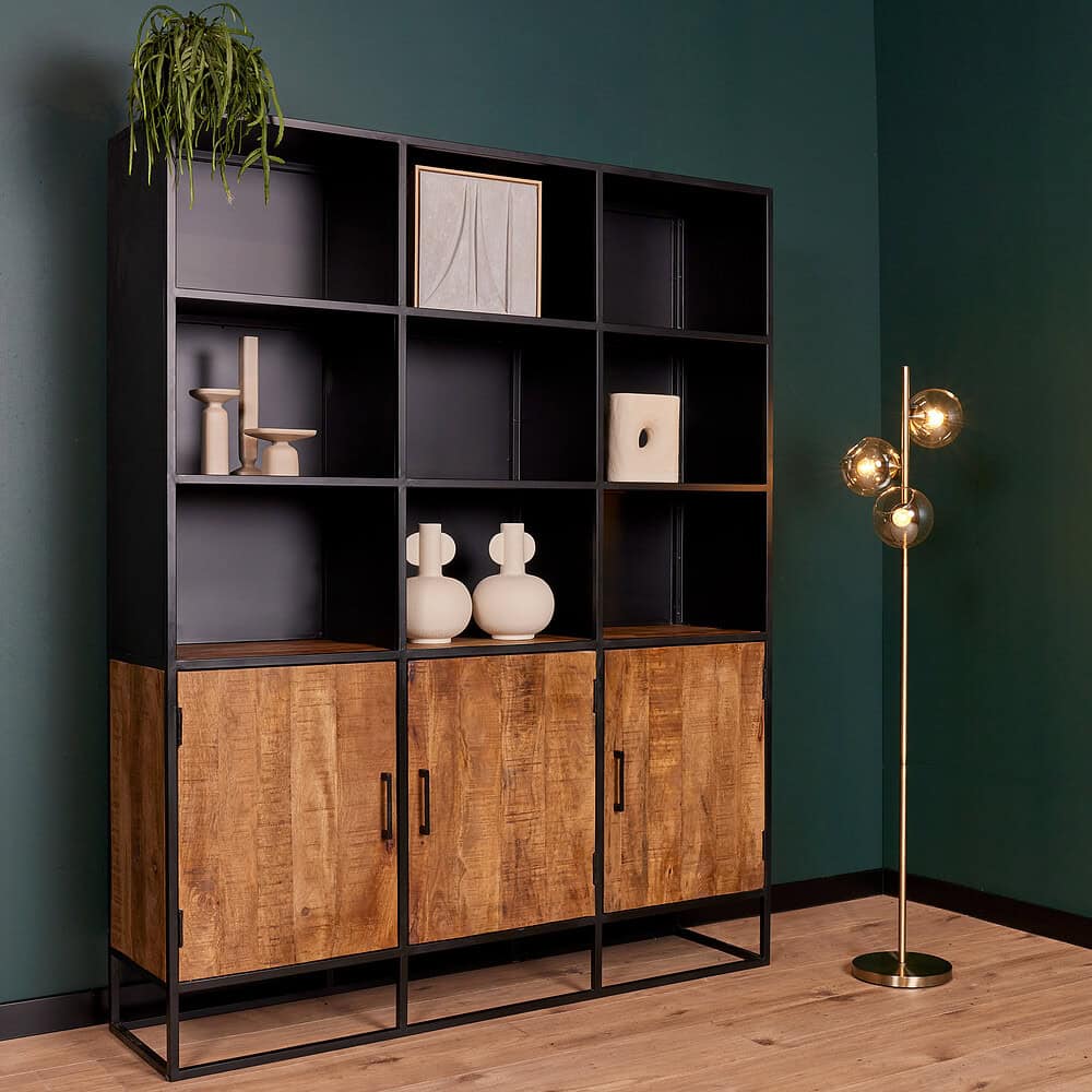 Stijlvolle vintage dressoir met wood accenten en industrieel zwart metalen frame, perfect voor moderne woonkamers.