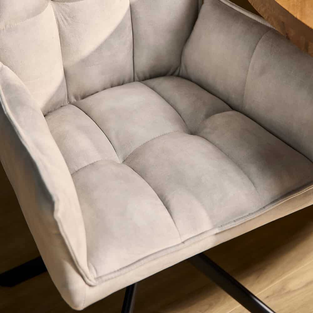 Bank van beige fluweelachtig meubel, modern design, comfortabele zitplek, geschikt voor woonkamer of kantoor, vervaardigd door Mokana Meubelen.