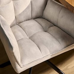 Elegante stoffen fauteuil met comfortabele rugleuning en moderne uitstraling, perfect voor een stijlvolle woonkamer of kantoor.