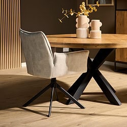 Luxe designstoel met zachte bekleding en organische vorm in een modern interieur, perfect voor eethoeken of accessoires in een stijlvolle woonkamer.