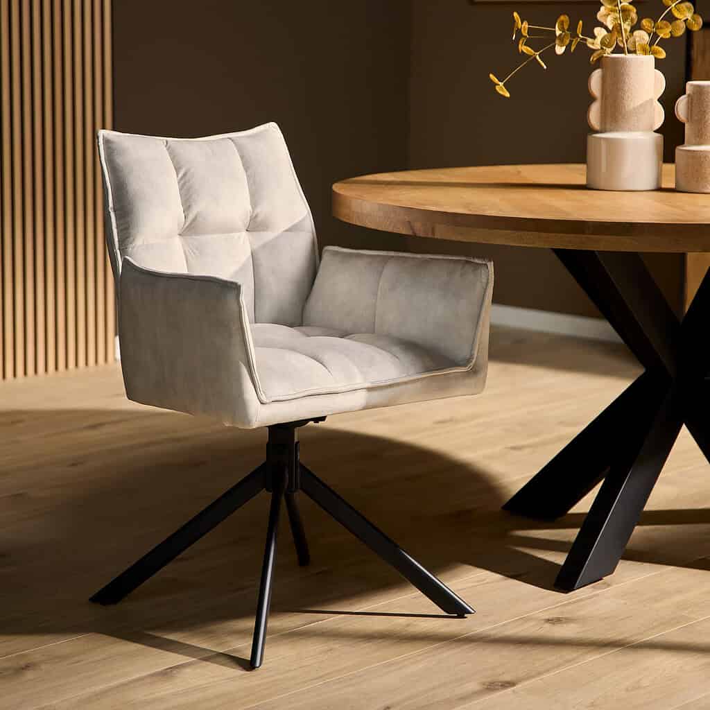 Elegant moderne loungestoel met zachte, gepolsterde stoffen bekleding en verstelbare functies, perfect voor comfortabel wonen en stijlvolle interieurdecoratie.