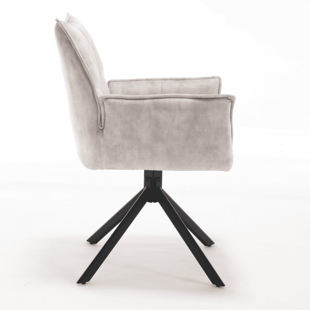 Elegant beige velvet eetkamerstoel met draaibare zwarte onderstel, comfortabel en stijlvol, perfect voor modern interieur, bij Mokana Meubelen.