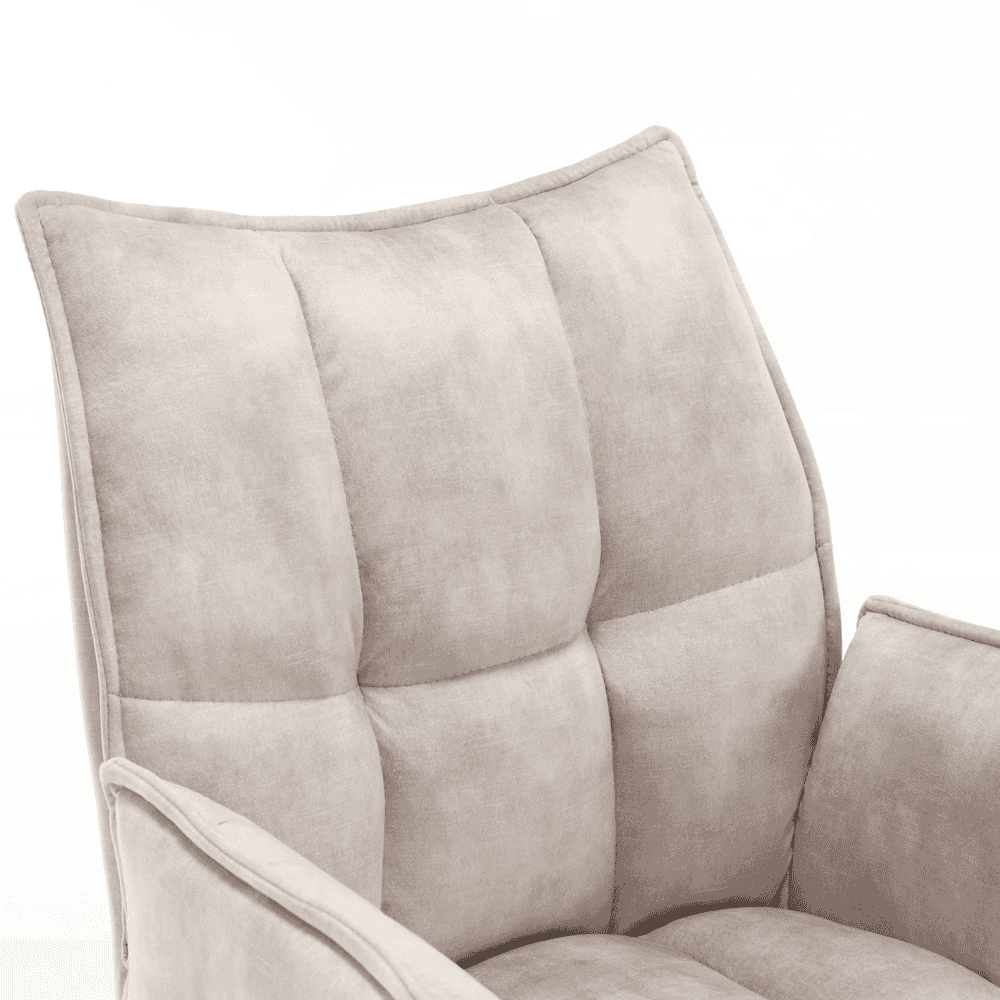 Hoogwaardig beige stoffen fauteuil met comfortabele kussens, perfect voor een moderne woonkamer. Mokana Meubelen biedt op maat gemaakte meubelen die stijl en comfort combineren.