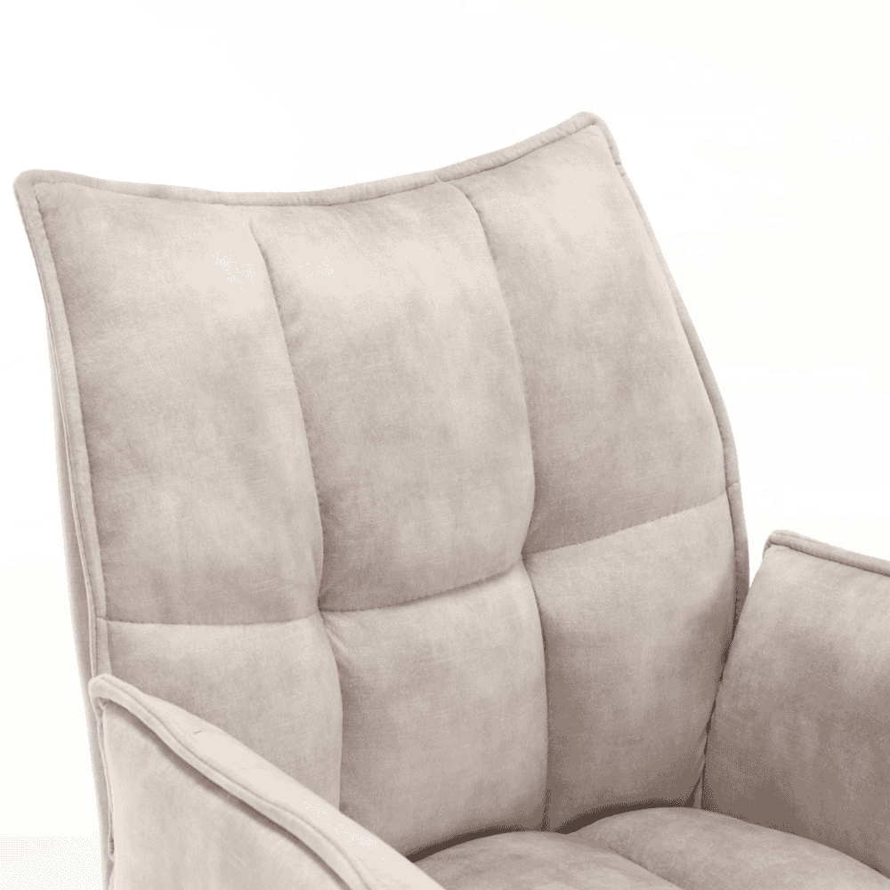 Elegant beige fauteuil met zacht stof, ontworpen door Mokana Meubelen voor een huiselijke sfeer en kwalitatieve interieuraccenten.