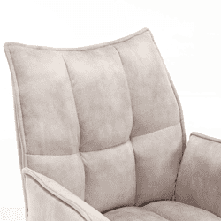 Elegant beige fauteuil met zacht stof, ontworpen door Mokana Meubelen voor een huiselijke sfeer en kwalitatieve interieuraccenten.