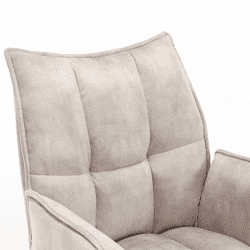 Hoogwaardig beige stoffen fauteuil met comfortabele kussens, perfect voor een moderne woonkamer. Mokana Meubelen biedt op maat gemaakte meubelen die stijl en comfort combineren.
