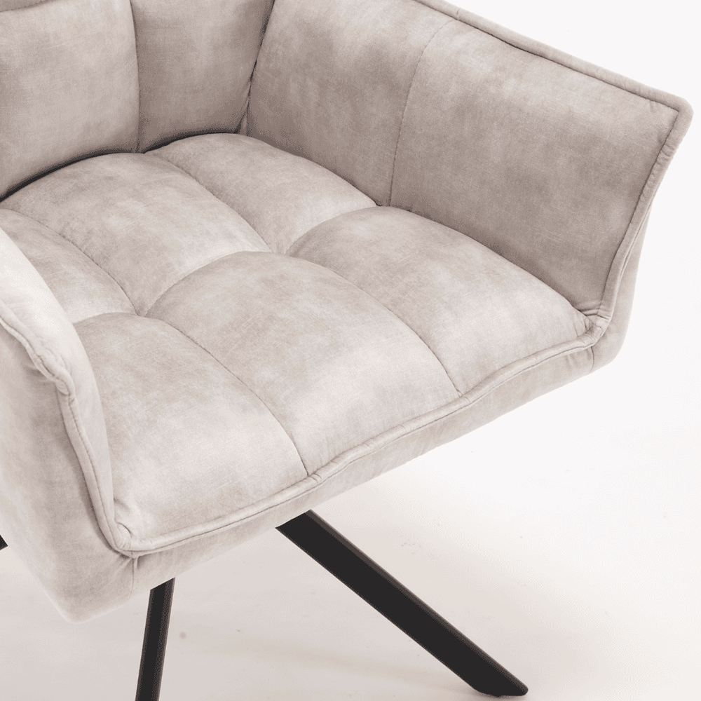 Elegante beige vintage lounge fauteuil met comfortabele bekleding en zwart metalen poten, perfect voor warmte en stijl in elk interior, ontworpen door Mokana Meubelen.
