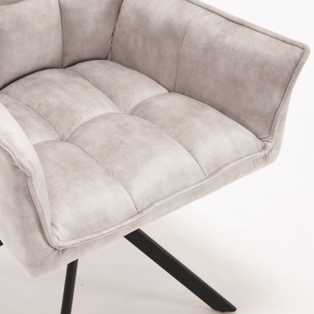 Lounge bank met zachte beige stof, elegante en comfortabele velvet bekleding, perfecte zitmeubel voor modern interieur, duurzaam design door Mokana Meubelen.