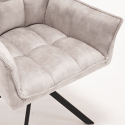 Elegante beige vintage lounge fauteuil met comfortabele bekleding en zwart metalen poten, perfect voor warmte en stijl in elk interior, ontworpen door Mokana Meubelen.